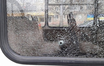 Во Львове низвестные обстреляли маршрутку. Фото