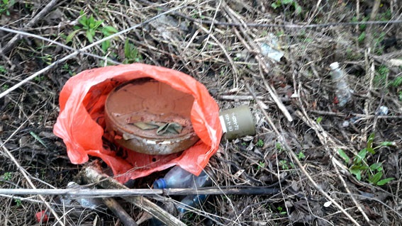 В Донецкой области на железной дороге нашли взрывчатку. Фото