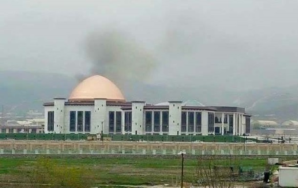 По Афганскому парламенту ударили ракетой. Фото