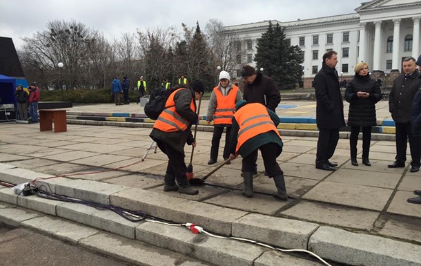 В Краматорске к приезду президента засыпали ямы