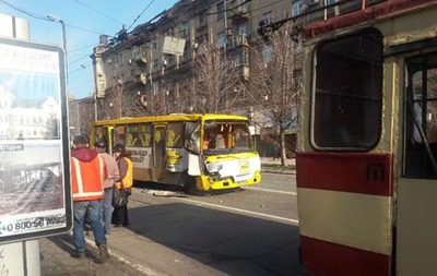 В Мариуполе маршрутка столкнулась с троллейбусом. Фото