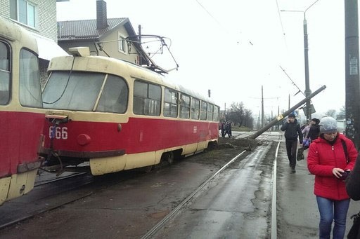 В Харькове трамвай снес столб. Фото