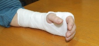 В Херсонской области помощник нардепа сломал руку редактору