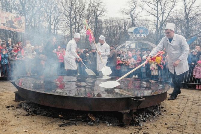 На раздаче блинов в России заметили работников психушки. Фото