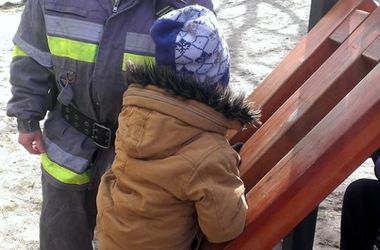 В Киеве ребенок угодил в «ловушку» на детской площадке. Фото