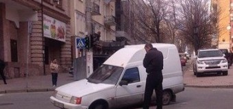 В Киеве провалился асфальт: автомобиль оказался в «ловушке»