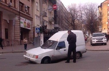 В Киеве провалился асфальт: автомобиль оказался в «ловушке»