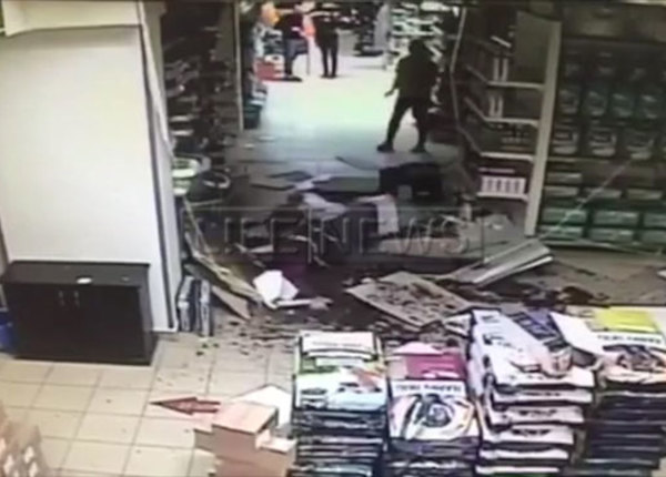 Хит сети: москвич провалился сквозь пол в магазине. Видео