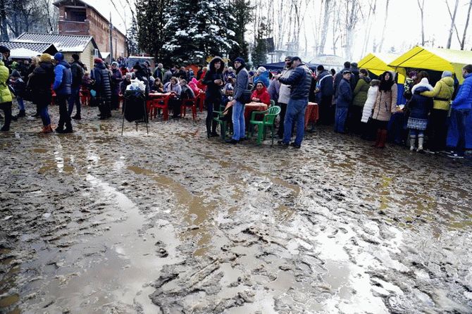 В сети посмеялись над российской Масленицей в грязи. Фото