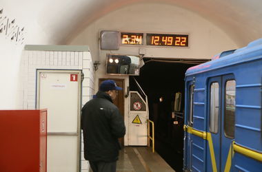В харьковском метро инвалидов начали носить на руках