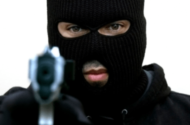 В Киеве неизвестный в балаклаве, угрожая пистолетом, ограбил обменник