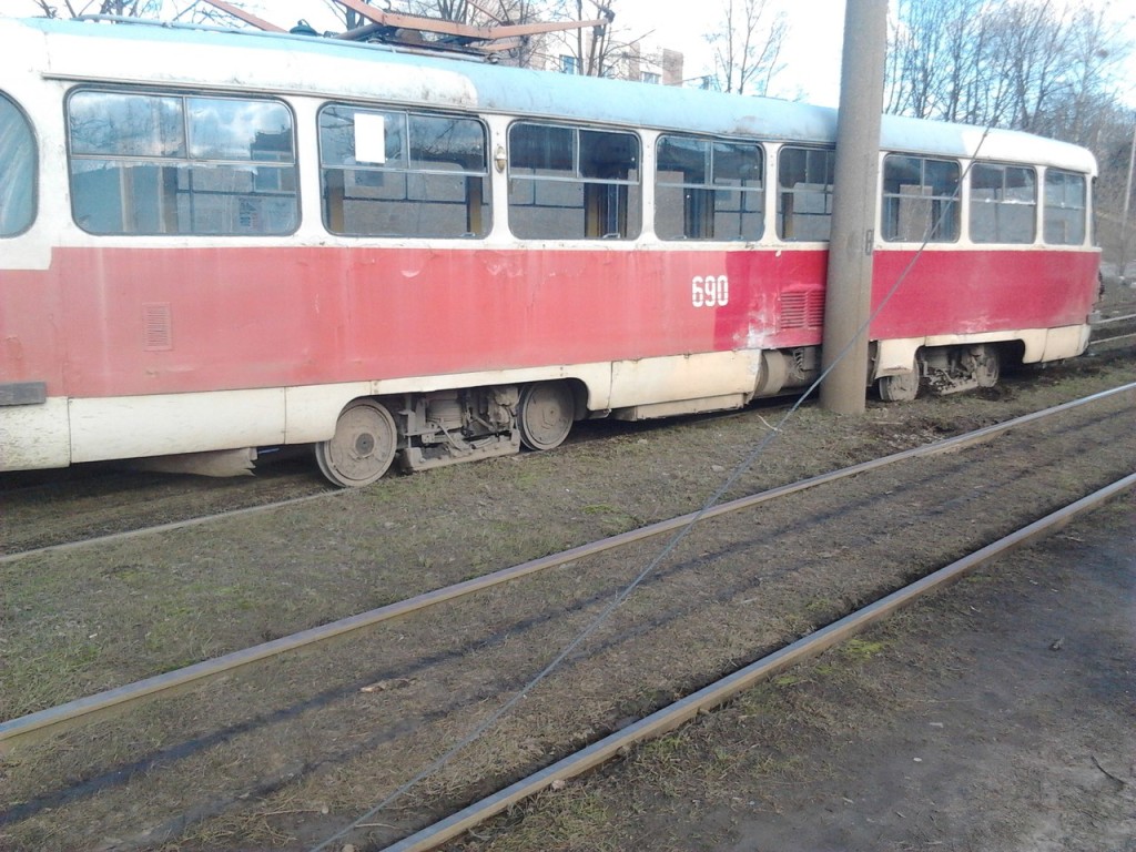 В Харькове трамвай снес бетонную опору. Фото