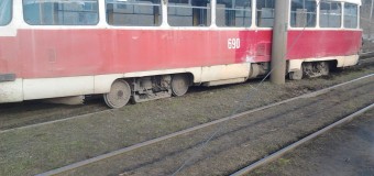 В Харькове трамвай снес бетонную опору. Фото