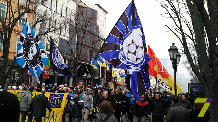 Футбольные фанаты прошлись маршем по Одессе. Фото
