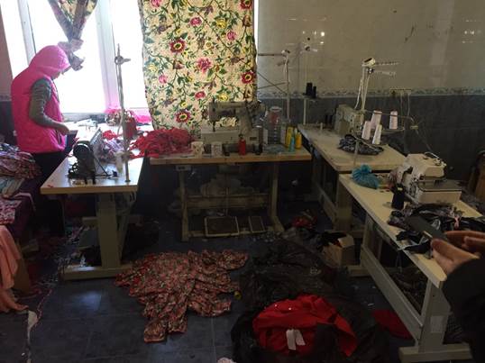 В Одессе нелегалы из Азии принудительно шили одежду в подпольном цехе. Фото