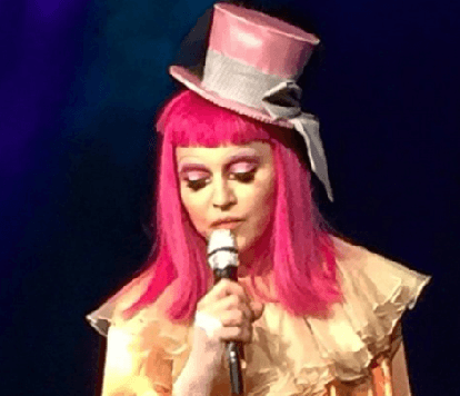 Мадонна вышла на концерт в костюме клоуна. Фото