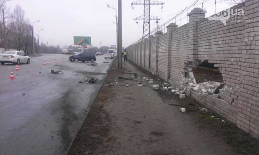 В Днепропетровске иномарка пробила стену. Фото
