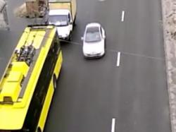 ДТП в Киеве: грузовик врезался в троллейбус. Видео