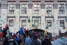 В Киеве атаковали посольство РФ. Видео