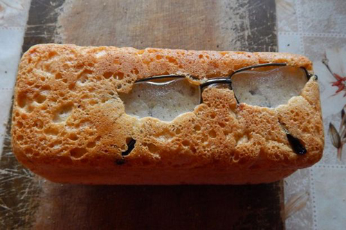 Курьез дня: очки, запеченные в хлебе, позабавили сеть
