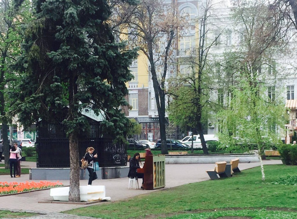 В Киеве посреди площади появилось пианино. Фото