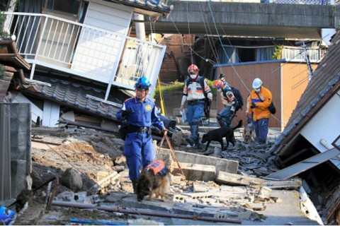 Из-за землетрясений в Японии эвакуируют жителей