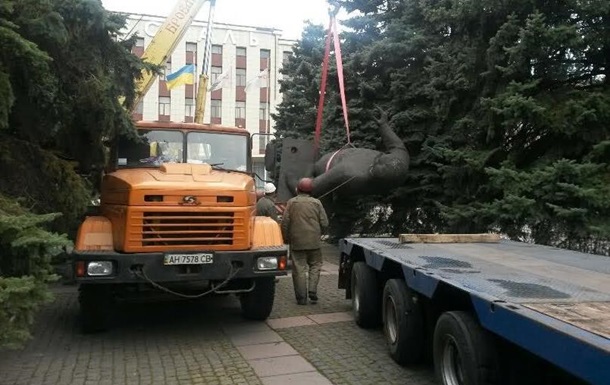 В Мариуполе демонтировали памятник Орджоникидзе. Фото