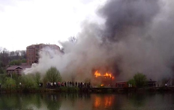 На Закарпатье сгорела гостиница. Видео
