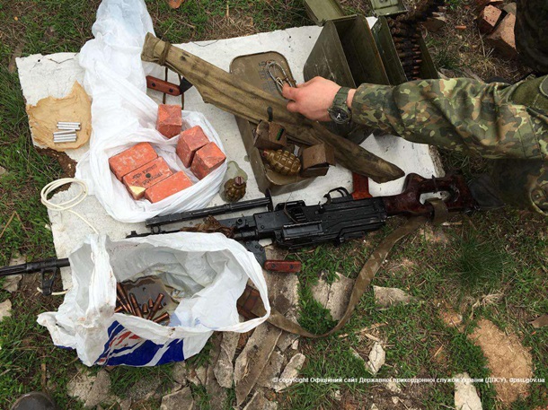 В Донбассе обнаружили тайник с оружием. Фото