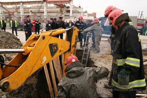 В Тернополе строителя засыпало землей во время работы. Фото