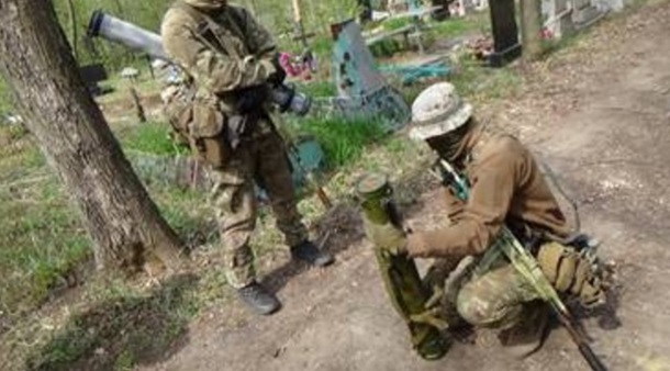На Луганских кладбищах ищут мины. Видео