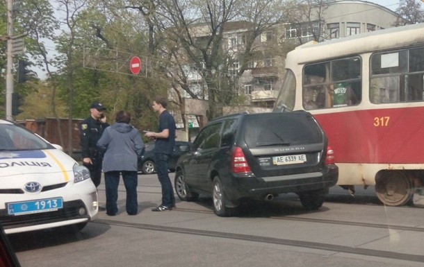 В Харькове иномарка «влетела» в трамвай. Фото