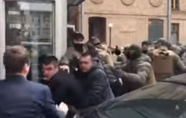 Во дворе Киевсовета неизвестные напали на депутатов. Видео
