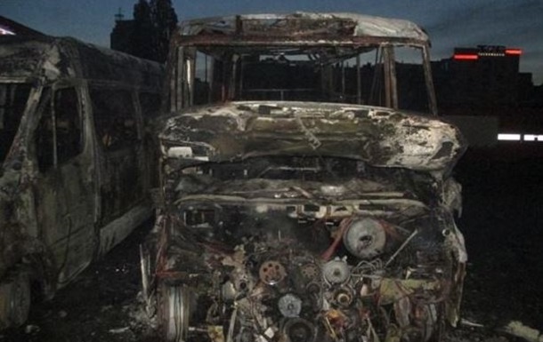 На киевской автостоянке сгорели два автомобиля