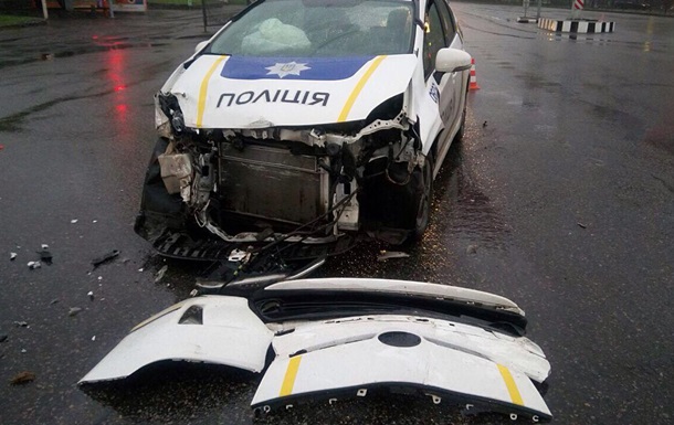 В Харькове таксист врезался в авто патрульной полиции. Фото