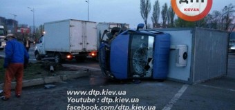 ДТП в Киеве: столкнулись два «пьяных» грузовика. Фото