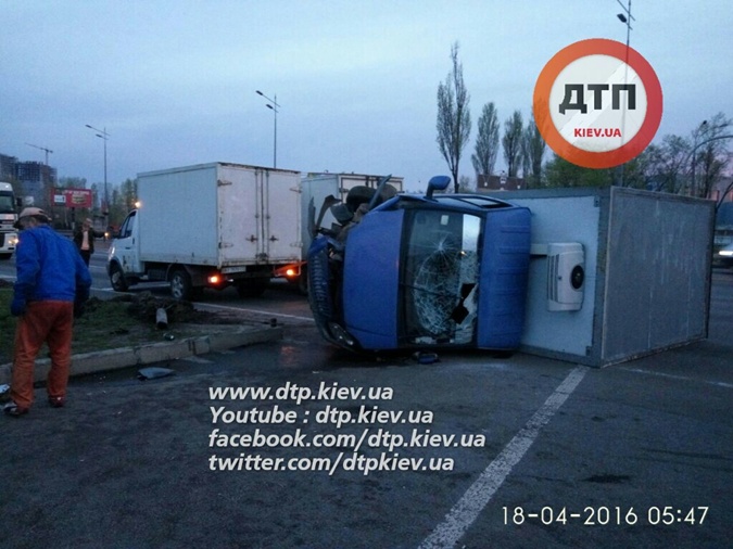 ДТП в Киеве: столкнулись два «пьяных» грузовика. Фото