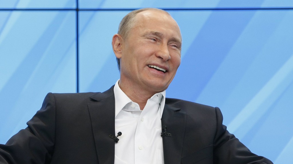 В сети высмеяли журналиста, вставшего на колени перед Путиным. Фото