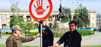 В Киеве появился необычный знак для селфи. Фото