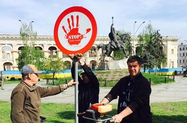 В Киеве появился необычный знак для селфи. Фото