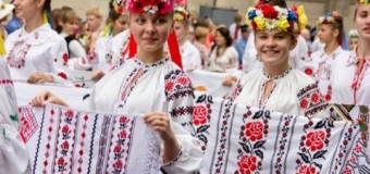Люди в вышиванках заполнят Киев
