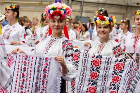 Люди в вышиванках заполнят Киев