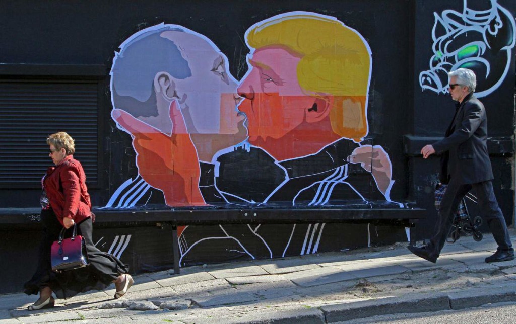 Сеть «взорвал» поцелуй Путина и Трампа. Видео