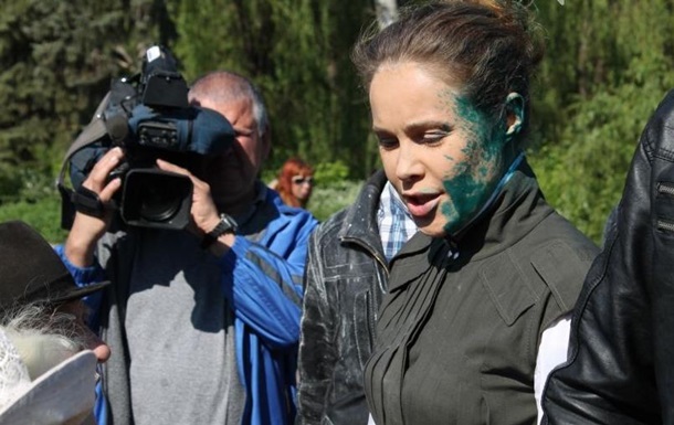 Королевскую «искупали» в зеленке на День Победы. Фото