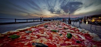 В Неаполе приготовили двухметровую пиццу. Фото