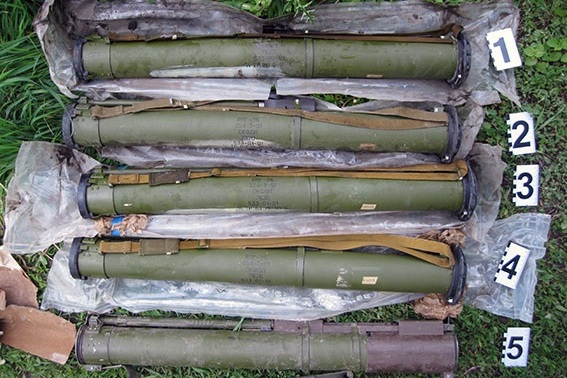 В лесу Харьковской области нашли пять гранатометов. Видео