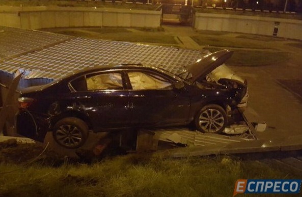 В Киеве автомобиль приземлился на крышу киоска. Фото