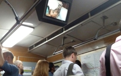 В метро Киева на экранах появились котики. Фото
