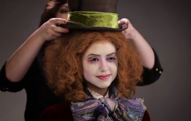 Шикарное перевоплощение одной модели в героев Алисы в Зазеркалье. Видео