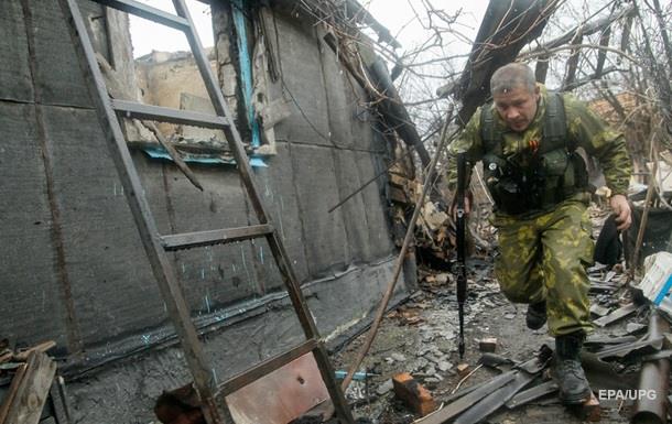 На Донбассе бои продолжаются по всей линии фронта